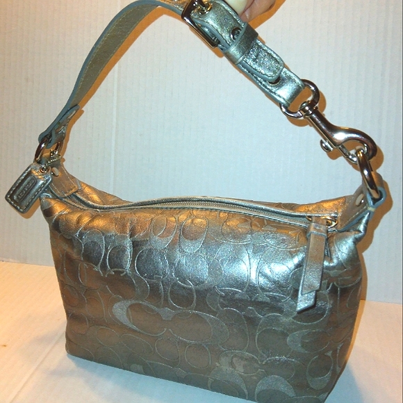 L@@K! Vintage & Rare COACH Metallic Silver Signature C embossed Demi Baguette - Picture 10 of 16